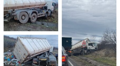 FOTO. O mașină de gunoi s-a răsturnat pe Dealul Vârșolțului