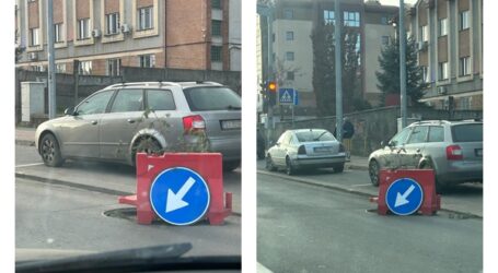 O groapă de pe Bulevardul din Zalău, aproape de complexul comercial, semnalizată cu „sorcova”. Alte cratere, nesemnalizate