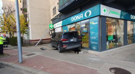FOTO. Un șofer a intrat cu mașina într-o farmacie în Zalău