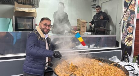 De 1 Decembrie, un cunoscut restaurant din Zalău a dat peste o sută de porții de mâncare tradițională la cei prezenți la paradă