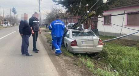 FOTO. Accident în Zăuan – un șofer a rupt un stâlp