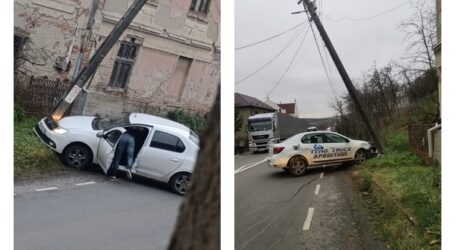 FOTO. Accident în Borla – un șofer a intrat într-un stâlp