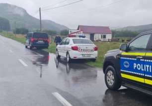 Tânăr din Surduc, bătut cu pumnii și picioarele din cauza unor postări pe rețelele sociale