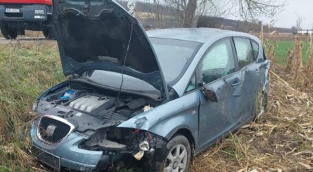 FOTO. Accident în Dobrin – o șoferiță a intrat cu mașina în șanț
