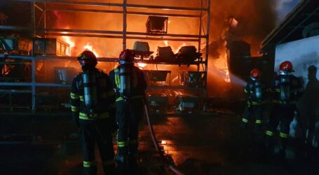 FOTO. Incendiu devastator la Fibrex în Crasna. Au ars 2.000 de metri pătrați în care erau depozitate materiale