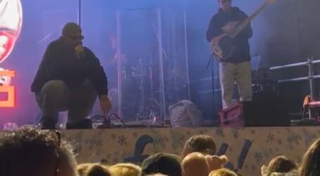 VIDEO. Bătaie în fața scenei la concertul The Urs din Zalău. Un tânăr, lovit cu capul în față. Artistul a vorbit cu jandarmii: „vă rog să-i luați, deranjează…”