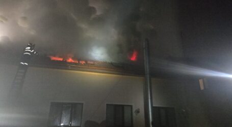 FOTO. Incendiu puternic la Pensiunea Agape din Aghireș. Au ars 300 de metri pătrați și au fost afectate mai multe camere