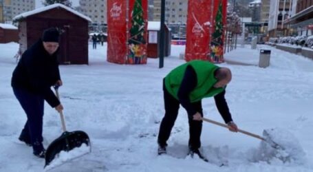 Implicare civică și exemplu! Prefectul Sălajului a pus mâna pe lopată și a deszăpezit trotuarul din fața instituției