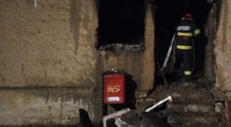FOTO. A ars Oficiul Poștal din satul Stârciu – incendiul a fost provocat de un scurtcircuit electric