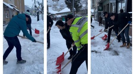 FOTO. Exemplu de implicare: primarul, viceprimarul, polițiștii locali și angajații din Primăria Jibou, în prima linie la deszăpezirea trotuarelor din oraș