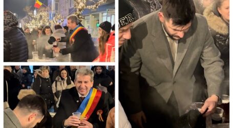 De Mica Unire, conducerea Primăriei Jibou a împărțit 2.000 de pahare de ceai și vin fiert