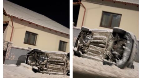 FOTO. Un tânăr șofer s-a răsturnat cu mașina în Sânmihaiu Almașului