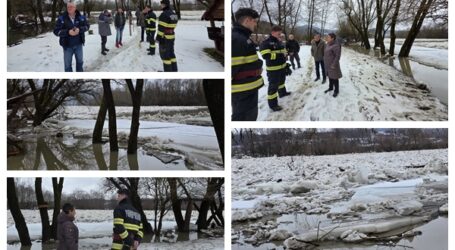 FOTO. Situație CRITICĂ în comuna Băbeni – Someșul a ieșit din matcă și există risc de inundații. Autoritățile, în alertă MAXIMĂ