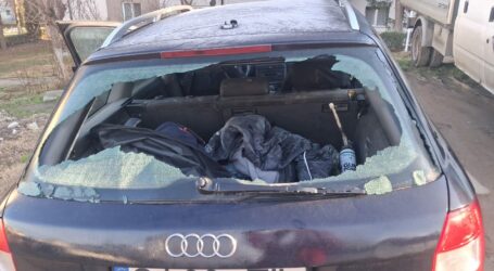 FOTO. Mai multe autoturisme parcate în centrul Zalăului, vandalizat de persoane necunoscute. Poliția face verificări
