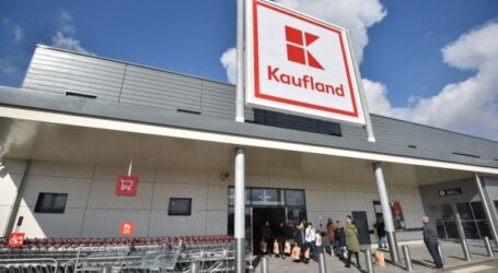 Un bărbat, prins de jandarmi în timp ce vindea parfumuri contrafăcute în parcarea Kaufland Zalău
