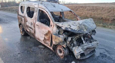 FOTO. O mașină a ars ca o torță la ieșirea din Hereclean spre Zalău – trafic îngreunat. Șoferul a suferit un atac de panică