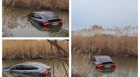 VIDEO. Un șofer din Sălaj a plonjat cu Tesla într-un canal din Ungaria. Șoferul spune că nu își amintește cum s-a petrecut evenimentul nefericit