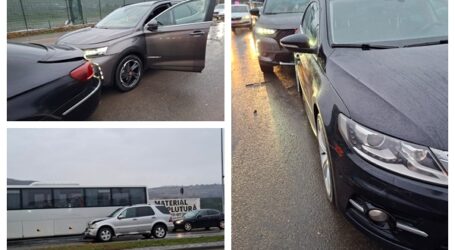 FOTO. O șoferiță a provocat un accident în lanț în această dimineață pe Bulevard în Zalău