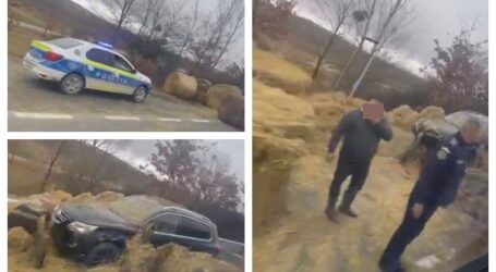 VIDEO. Eveniment rutier bizar pe drumul dintre Horoatu Crasnei și Cizer. Mai mulți baloți de fân au căzut dintr-o remorcă pe o mașină