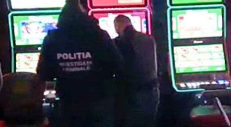 Un tânăr, reținut, după ce a spart ecranul unui aparat de păcănele din Zalău