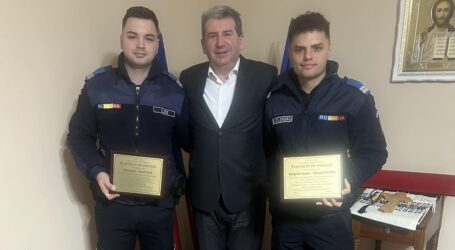 Respect și apreciere. Jandarmii care au salvat un bărbat cu probleme medicale în Judecătorie, distinși de Primăria Jibou