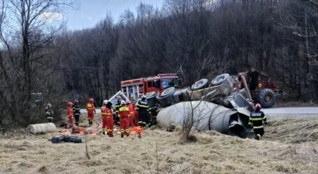 FOTO. Un bărbat este încarcerat, după ce s-a răsturnat cu autoutilitara la ieșire din comuna Cizer