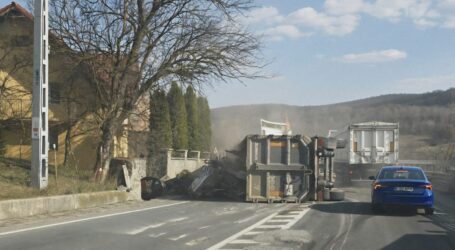 FOTO. Un camion plin cu fier vechi s-a răsturnat pe Meseș