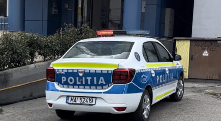 Un adolescent băut, ridicat de polițiști, după ce a arătat gesturi obscene trecătorilor pe stradă în Zalău