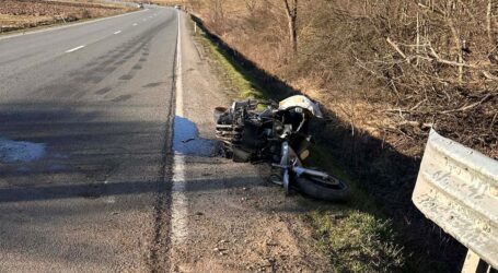 FOTO. Accident între Ciumărna și Românași – un motociclist a derapat după o depășire regulamentară