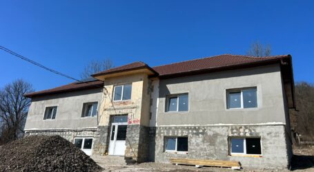 O clădire abandonată din Sălaj se transformă într-un dispensar uman modern