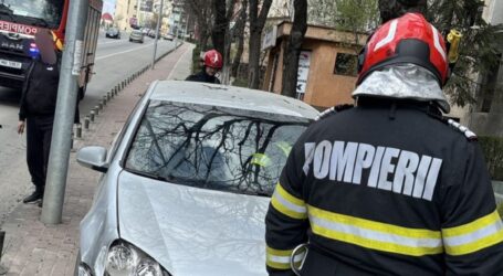FOTO. Accident bizar în Zalău: o mașină a luat-o singură la vale, a ajuns pe trotuar și a lovit un copac