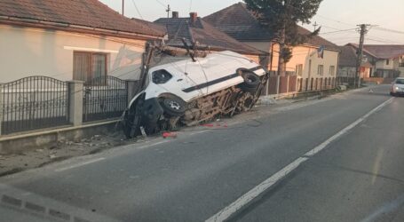 FOTO. Accident în centrul satului Surduc – o dubă a rupt un stâlp de electricitate