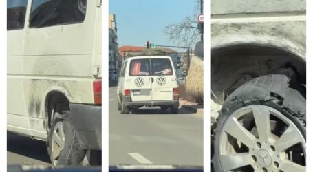 O filmare cu o dubă din Sălaj a ajuns virală pe Tik Tok, după ce șoferul a circulat kilometri întregi prin Oradea cu o anvelopă distrusă