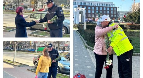 FOTO. „Îmi dați voie să vă îmbrățișez?” Polițiștii locali au adus astăzi zâmbet și emoție pe chipul doamnelor din Zalău