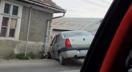 FOTO. Accident în Creaca. O mașină a intrat într-o casă