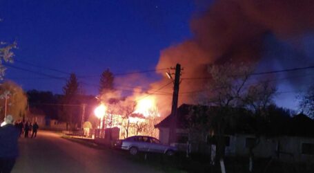 FOTO. Arde Primăria Dobrin. Incendiul a afectat peste 100 de metri pătrați