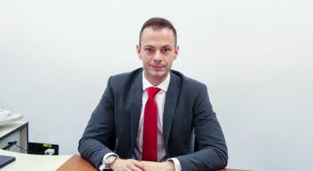 Medicul Mihnea Prundeanu, directorul Spitalului Orășenesc „dr. Traian Herța” din Jibou vă urează Paște Fericit!