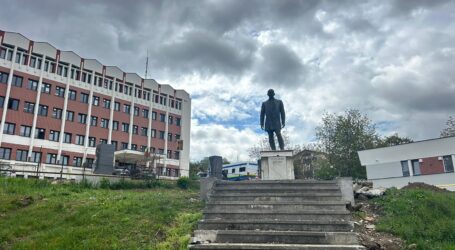 Citadin recondiționează statuia lui Victor Deleu din fața IPJ Sălaj
