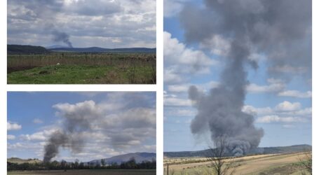 FOTO. Arde fabrica de săpun din comun Horoatu Crasnei. Fumul negru este vizibil de la zeci de kilometri depărtare – Vârșolț și chiar Panic