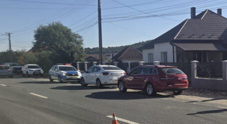 FOTO. Accident în Poarta Sălajului, la șantierul autostrăzii. O șoferiță a intrat într-o mașină oprită la semafor