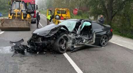 2 tineri din Suceava, răniți într-un accident în Sălaj. BMW-ul s-a făcut praf, după ce tânărul șofer a intrat pe contrasens