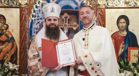 Preotul Călin-Ioan Blaga din Ortelec, distins public de Episcopul Benedict pentru activitatea remarcabilă