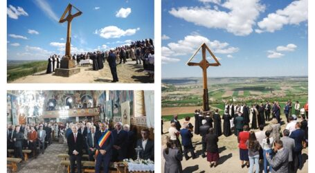 FOTO. Sărbătoare mare în satul Porț – Episcopul Benedict a sfințit troița de pe „Dealul Golgota” ridicată de familiile Crăciun și Lazăr