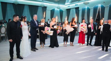 Surpriză emoționantă la nunta lui Vlad Pașcalău. Cuplurile care și-au sărbătorit aniversarea căsătoriei au fost premiate de miri
