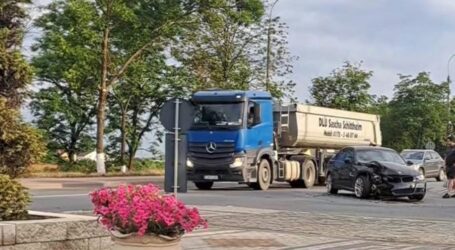 FOTO. Eveniment rutier în Zalău, provocat de un camion care s-a încadrat greșit în sensul giratoriu
