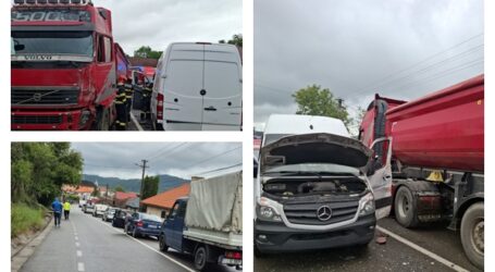 FOTO. Accident în Creaca. Un microbuz care se pregătea să plece în Italia, lovit de un camion. 5 persoane primesc îngrijiri medicale la fața locului