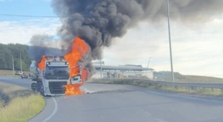 FOTO. Un camion a luat foc pe centura Zalău
