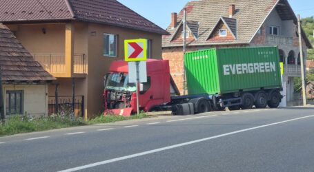 FOTO. Un camion a intrat într-o casă din Șimleu Silvaniei