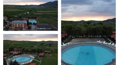 Piscina exterioară cu apă termală de la Broscărie, deschisă pentru turiști la preț bun – 30 de lei în timpul săptămânii
