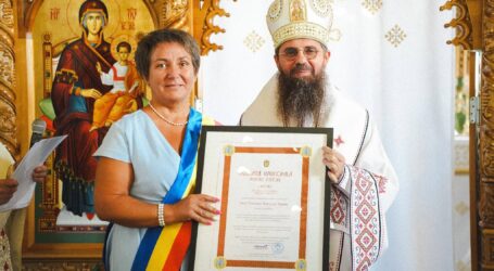 Primarul comunei Băbeni, Mariana Dănilă-Mureșan, distinsă de Episcopul Sălajului pentru sprijinul acordat comunității